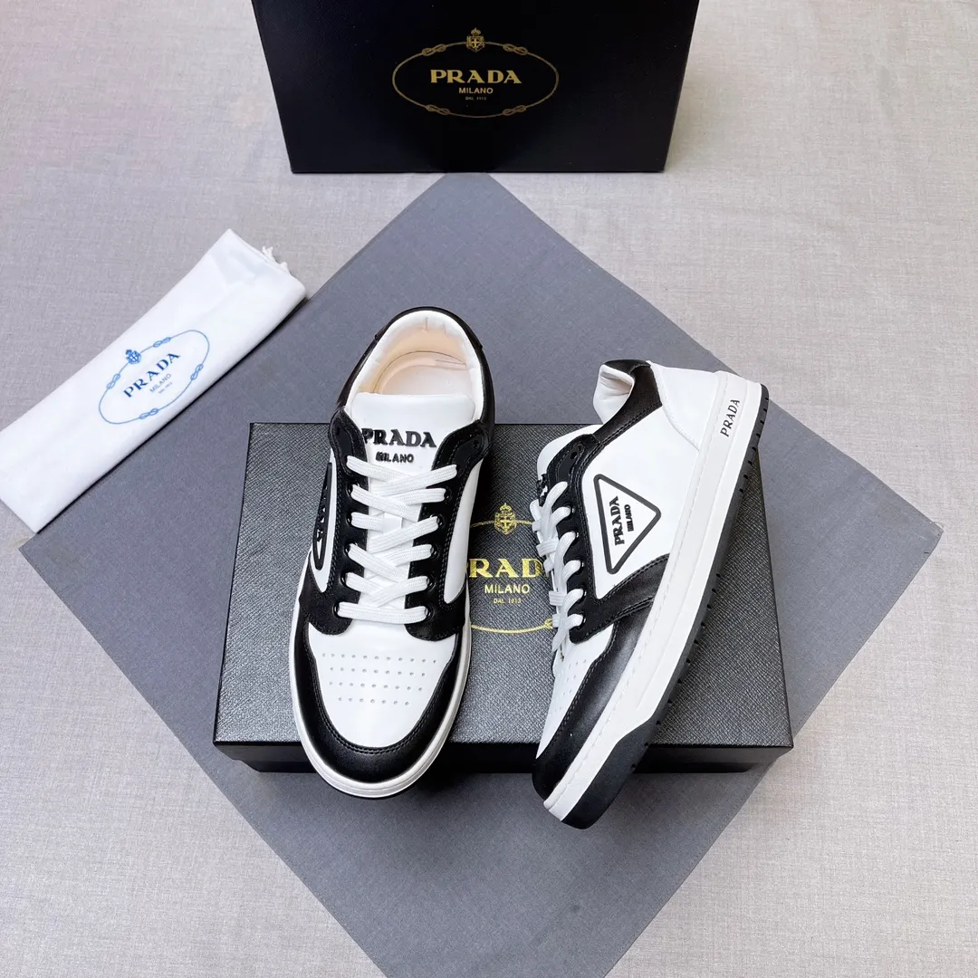 P400 Prada Prada's new men's leather sneakers, the highest version on the market, any comparison is welcome🆚! The original leather has excellent texture and is super high-end! Fetal sheep net lining imported from Italy, removable pad! Luxurious materials and fine workmanship, highly recommended! Code number 38-45 No. 058